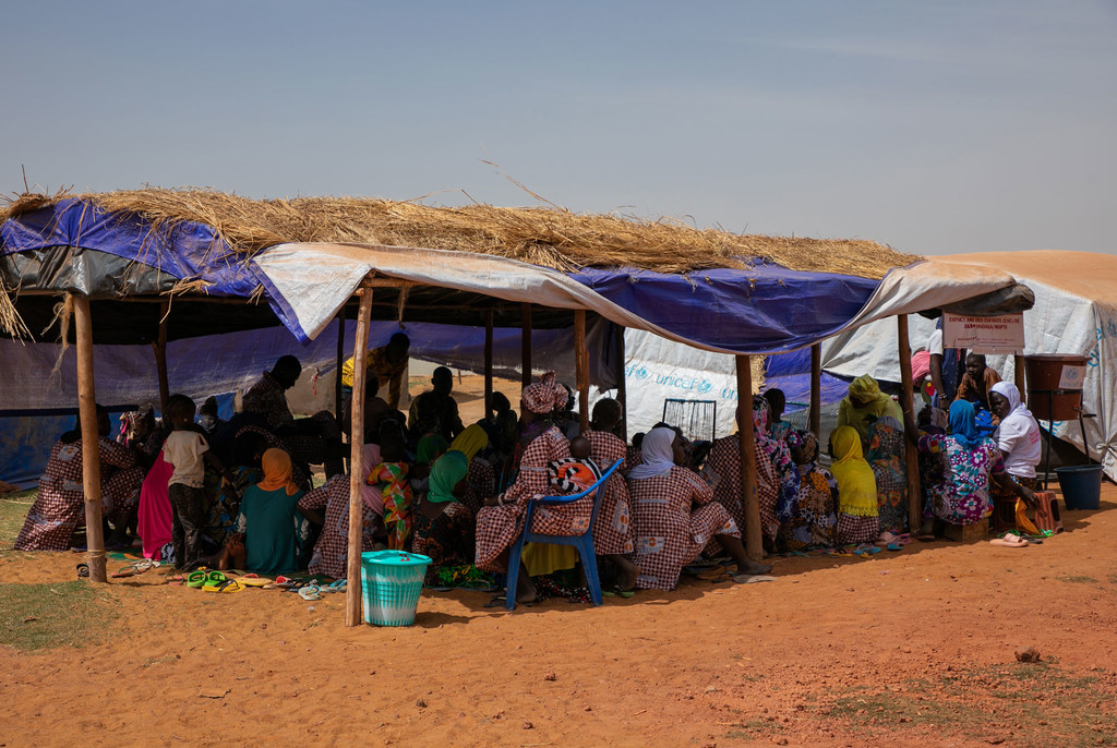L'UNFPA, à travers ses partenaires, soutient les équipes mobiles sur le site, qui fournissent des soins de santé maternelle, y compris des consultations pré et postnatales, et une assistance psychosociale.